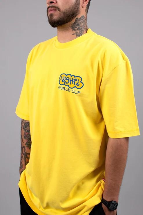 CAMISETA RETRATOS AMARELA "WORLD CUP 2022"