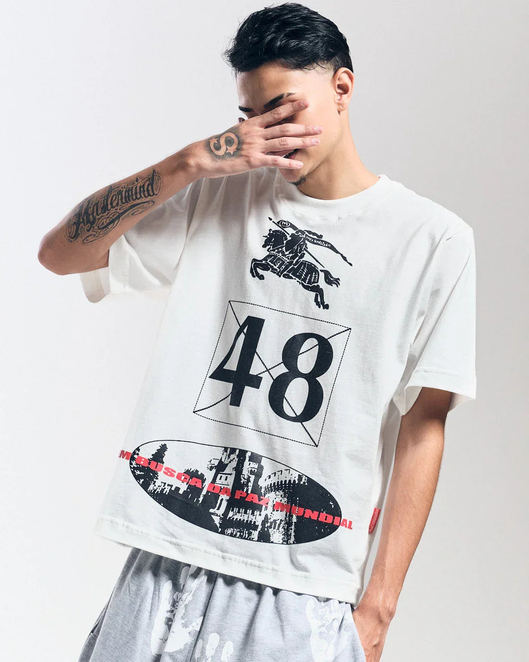 CAMISETA EM BUSCA DA PAZ OFF WHITE - Four Street