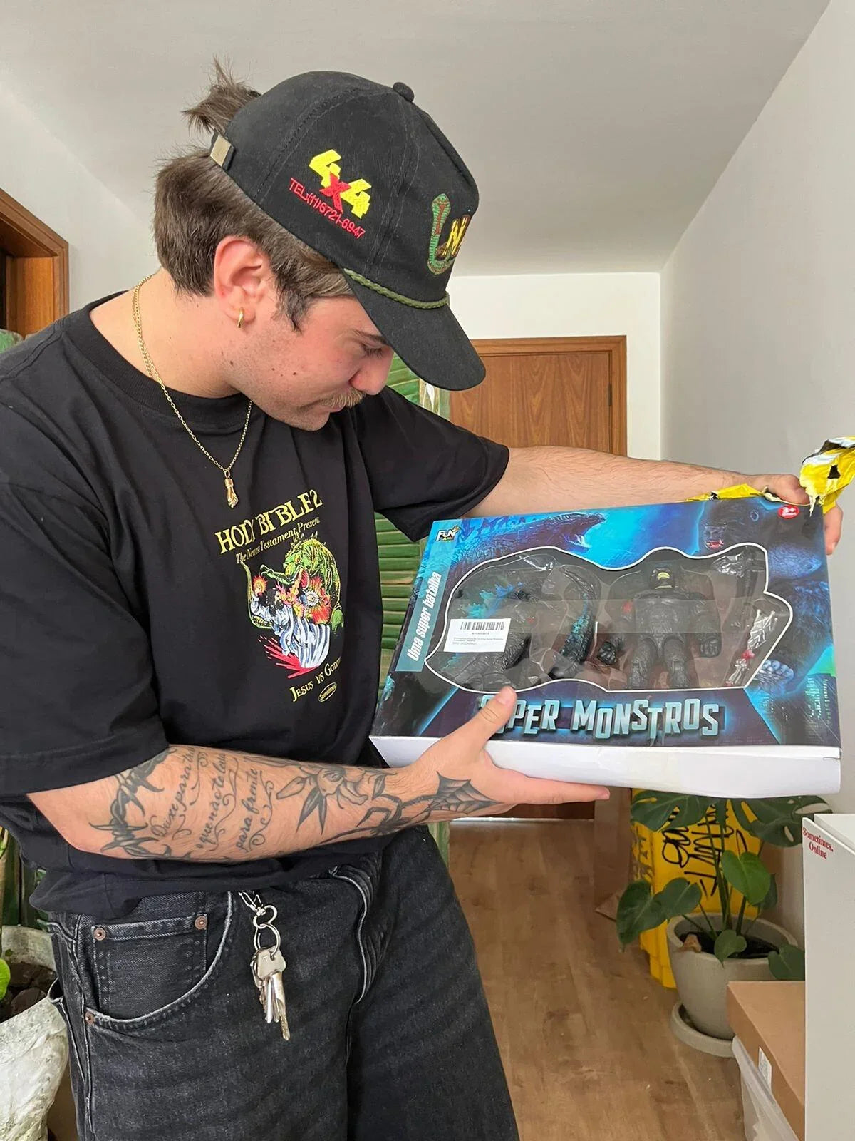 Camiseta Jesus vs Godzilla - Four Street