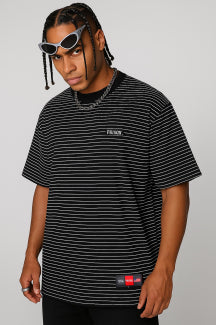 Camiseta listrada preta over Prison