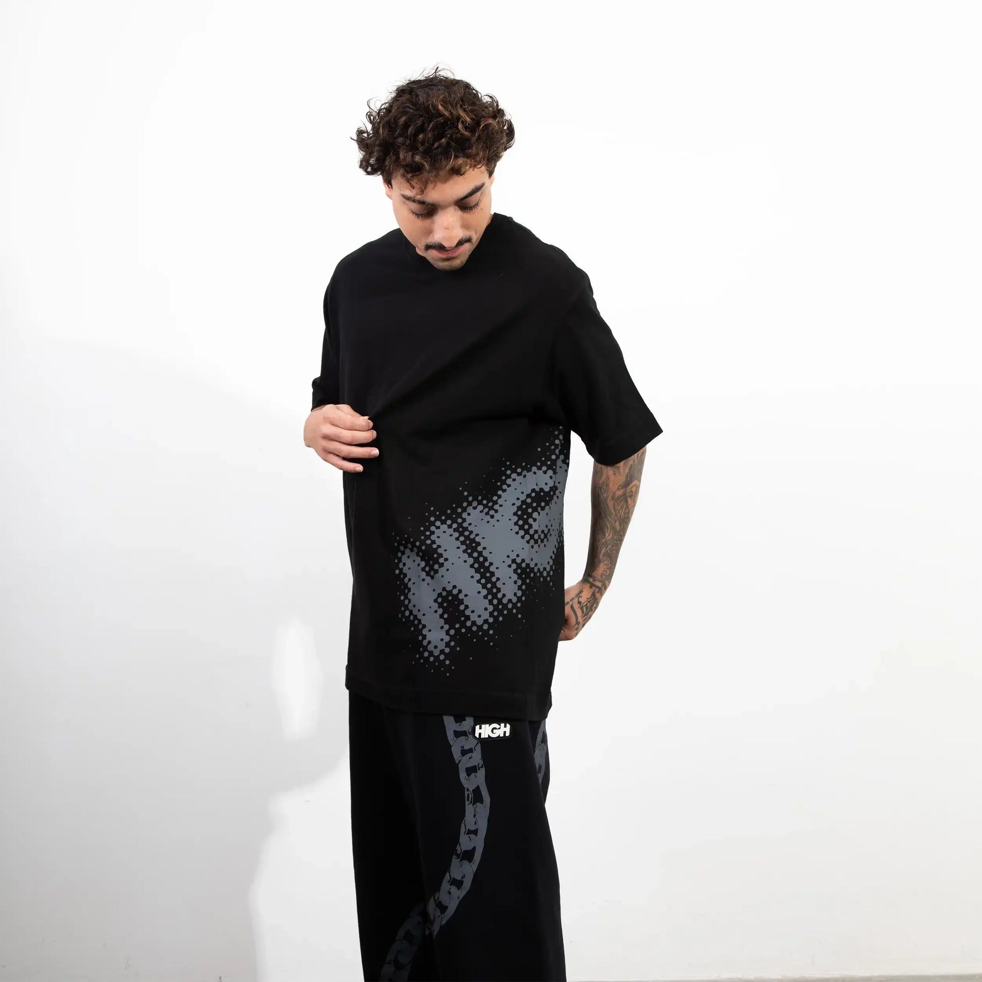 Tee Halftone Black - Four Street