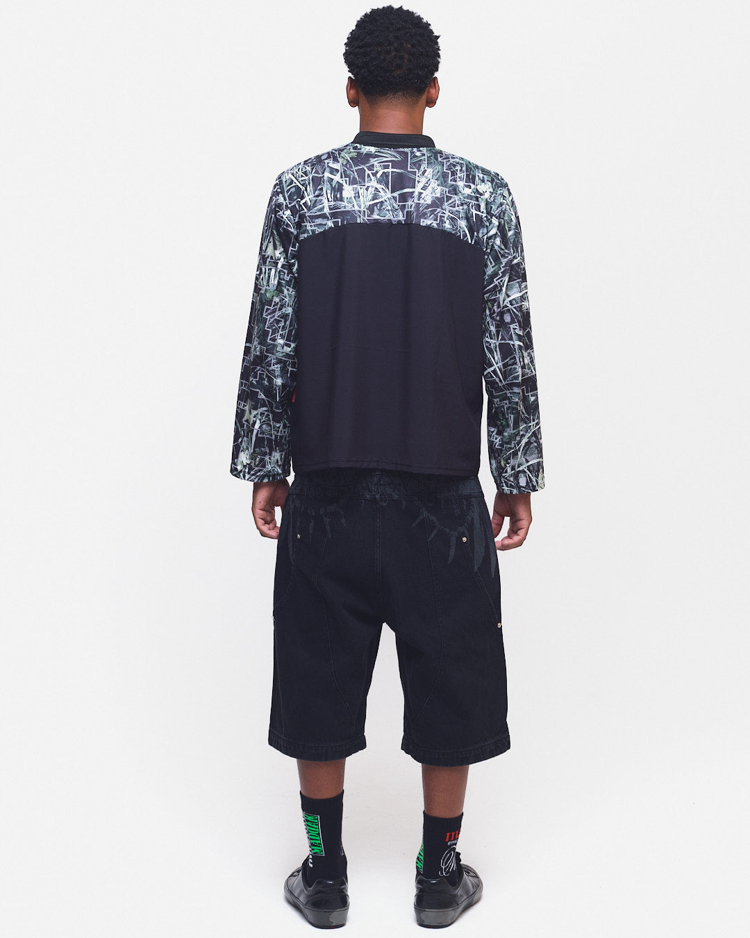 BERMUDA JEANS CURVALÍNEA CINTO TRIBAL