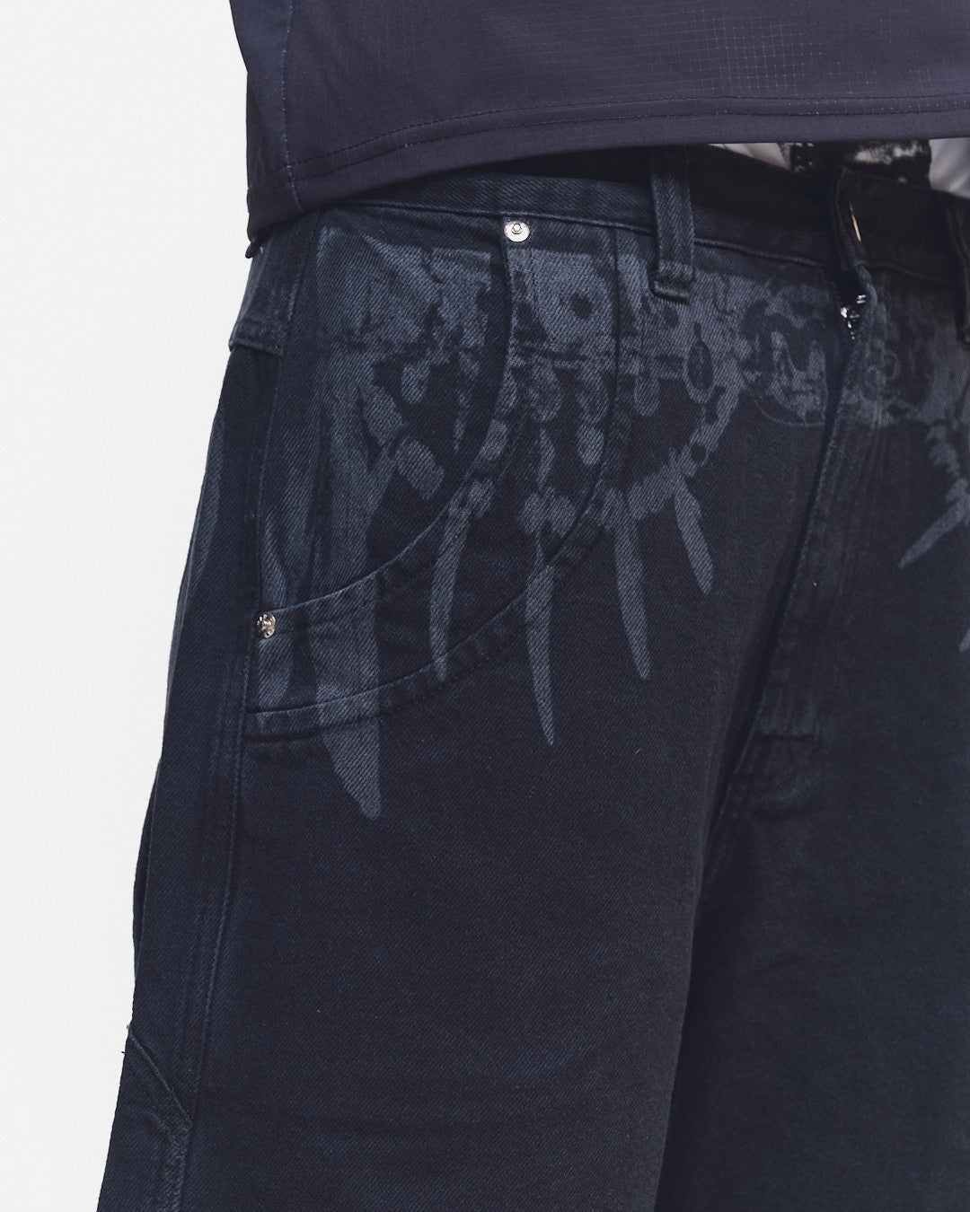 BERMUDA JEANS CURVALÍNEA CINTO TRIBAL